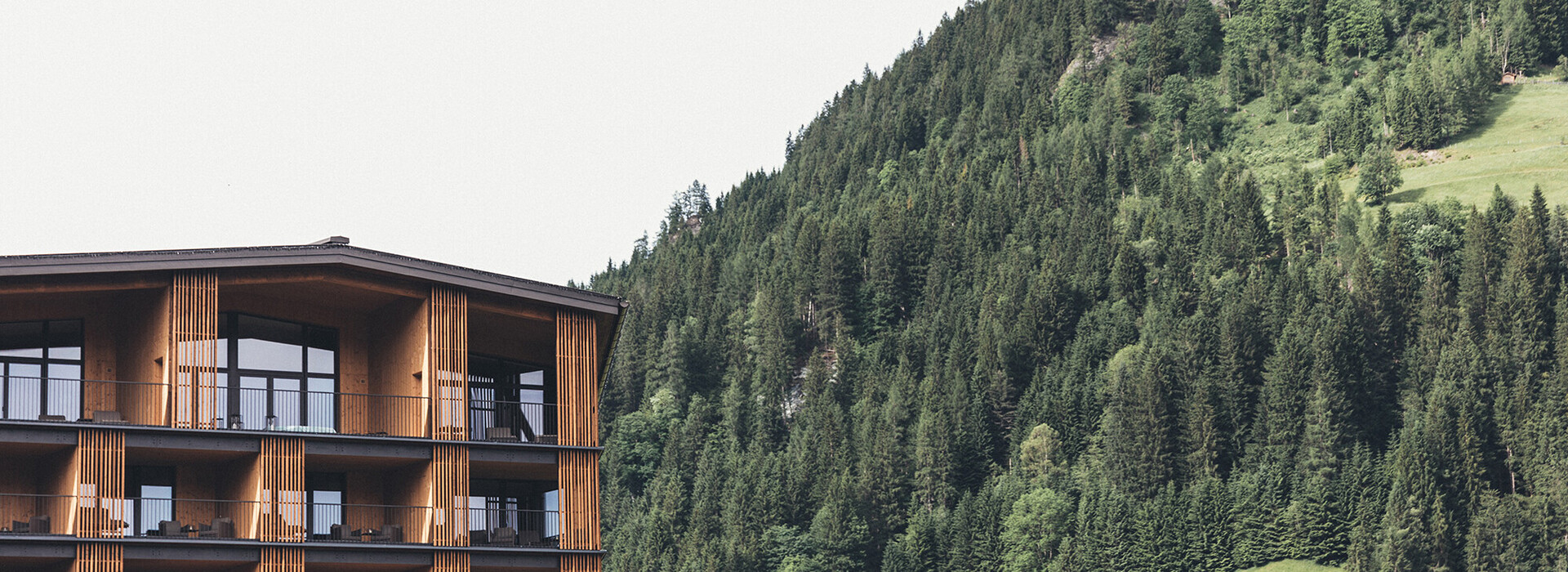 Blick auf die Suiten und Zimmer mit großem Balkon des 4*S Hotel Nesslerhof in Großarl, Salzburger Land